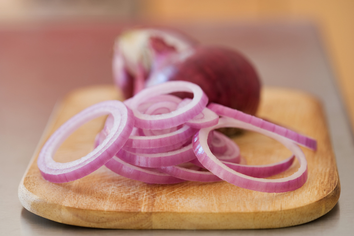 Salmonella Lawyer - red onions and sliced red onions on a cutting board